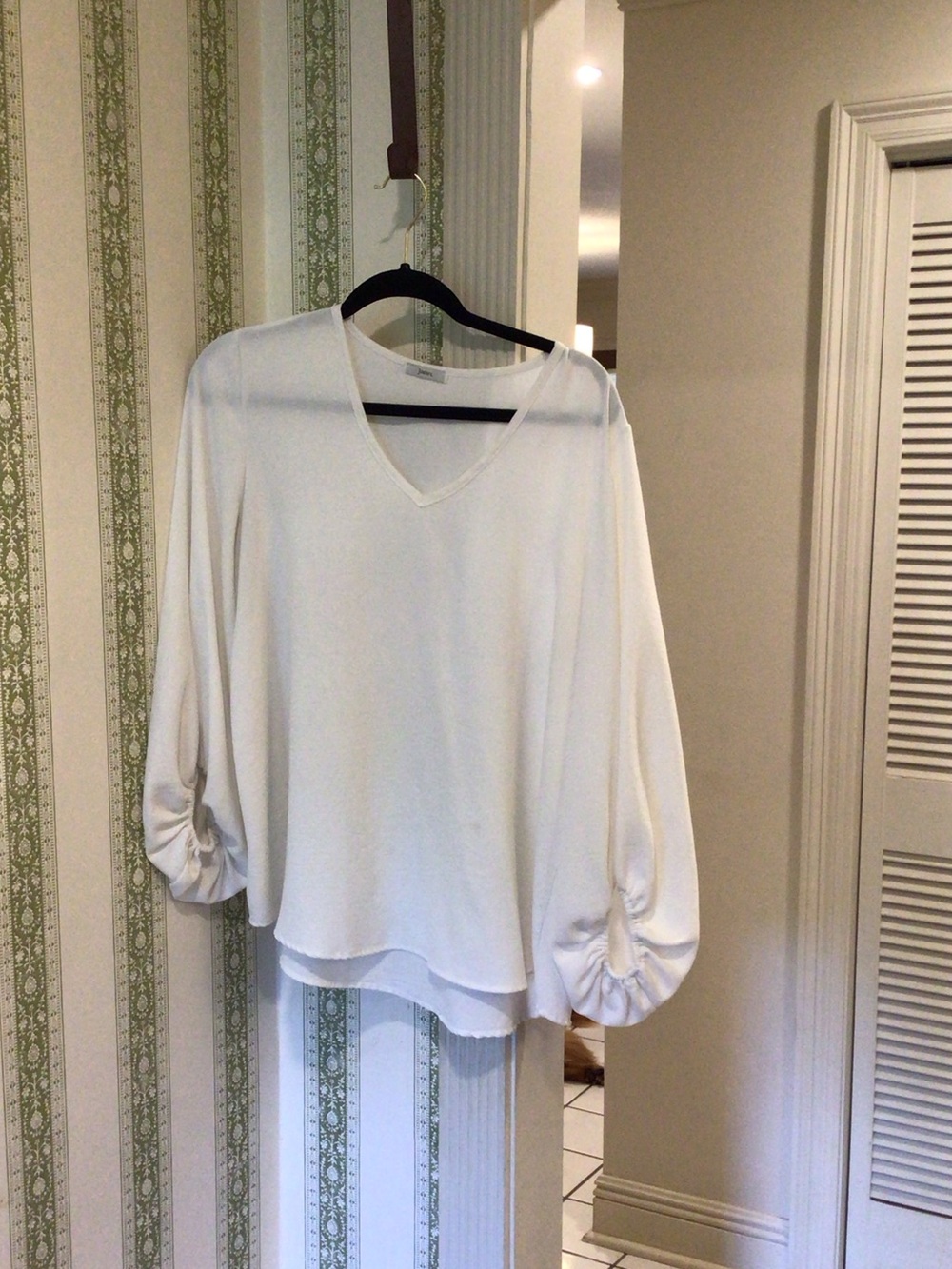 JODIFL White V-Neck Blouse with Ruched Balloon Sleeves